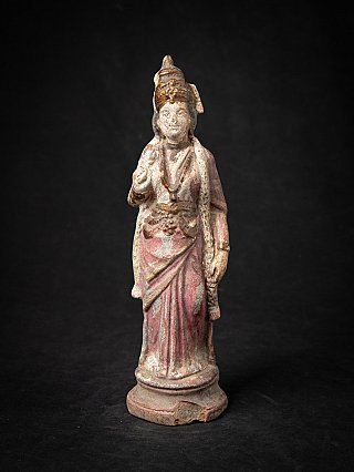 Antiek Lakshmi-beeld uit India, staand en beschilderd, vooraanzicht op sokkel