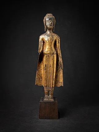 Stehende thailändische Buddha-Statue aus Bronze mit Abhaya-Mudra, Frontalansicht auf Holzsockel