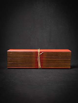 Palmbladmanuscriptboek uit Birma (Myanmar), gesloten met roodgelakte houten omslag en band