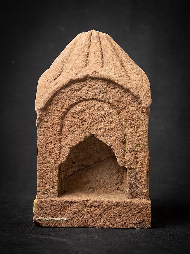 Antiek zandstenen tempeltje uit India