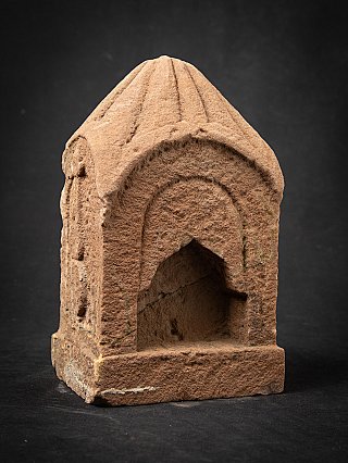 Antiek zandstenen tempeltje uit India