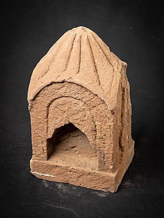 Antiek zandstenen tempeltje uit India
