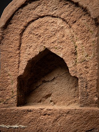 Antiek zandstenen tempeltje uit India