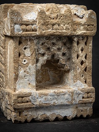 Detail der Front: Nischenöffnung und durchbrochene Ornamentik mit weißen Resten
