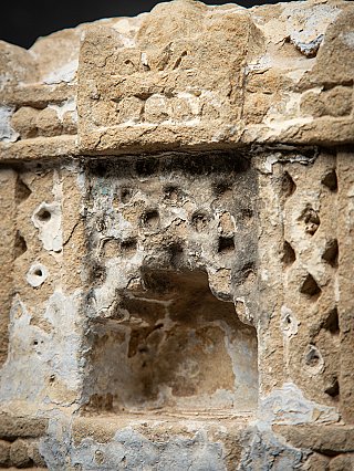 Detail der Nischenöffnung mit rauem Inneren und verwittertem Sturz