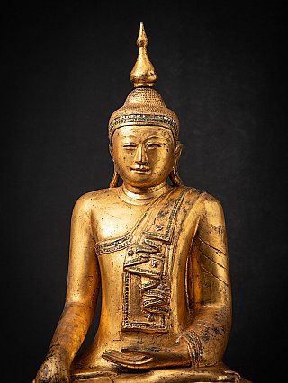 Oberkörper einer hölzernen Buddha-Statue aus Burma, frontal mit Kopfschmuck und Zierband