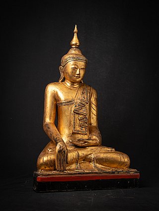 Sitzende Buddha-Statue aus Myanmar in Bhūmisparśa-Mudrā, leicht gedrehte Frontalansicht