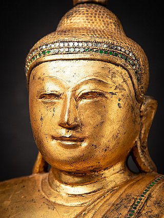 Nahaufnahme des Gesichts mit eingelegtem Band und sichtbarer Patina der Vergoldung