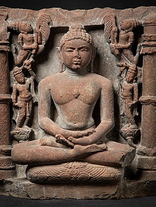Close-up van de Jina in meditatiehouding, frontaal met krullend haar en omliggende figuren