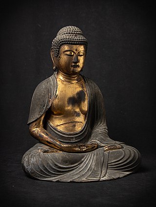 A Gilt-lacquered figure of Buddha Amida - early Edo period