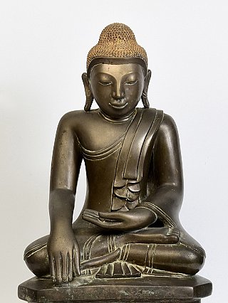 Upper body of a bronze Buddha from Burma (Myanmar), front view with mudra and robe
