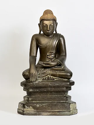 Bronze-Buddha-Statue aus Myanmar, sitzend im Amarapura-Stil, Bhumisparsha-Mudra, Frontalansicht