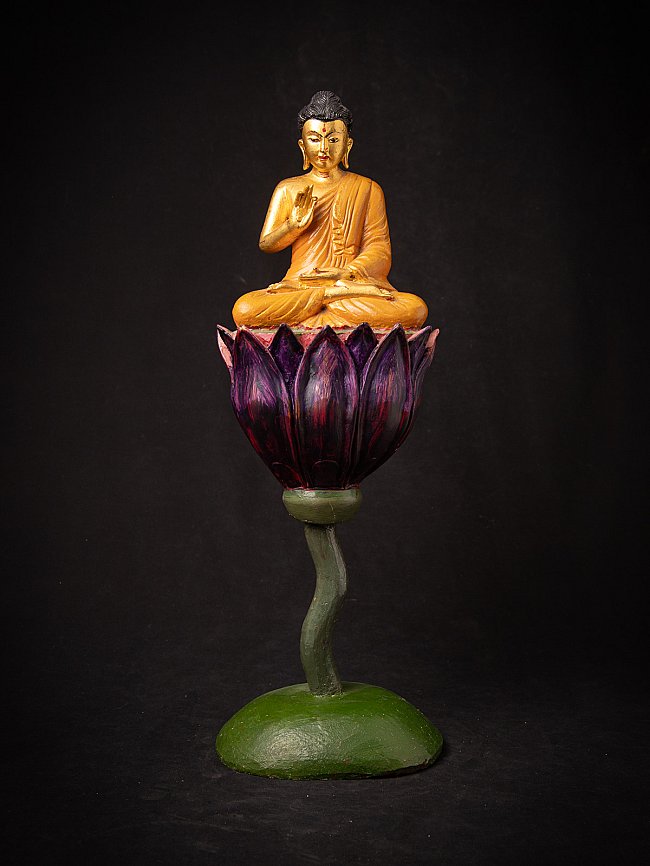 Alter hölzerner burmesischer Buddha auf hohem Lotus-Thron