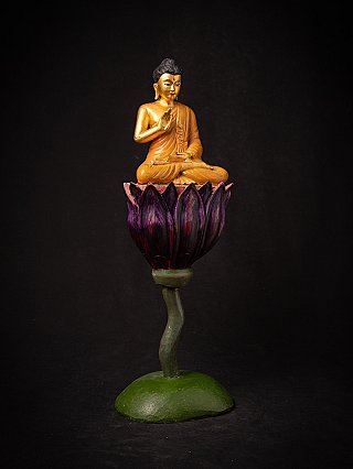 Alter hölzerner burmesischer Buddha auf hohem Lotus-Thron