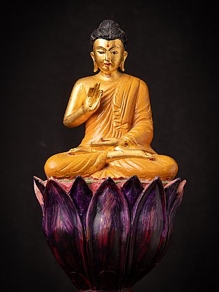Alter hölzerner burmesischer Buddha auf hohem Lotus-Thron