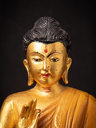 Alter hölzerner burmesischer Buddha auf hohem Lotus-Thron