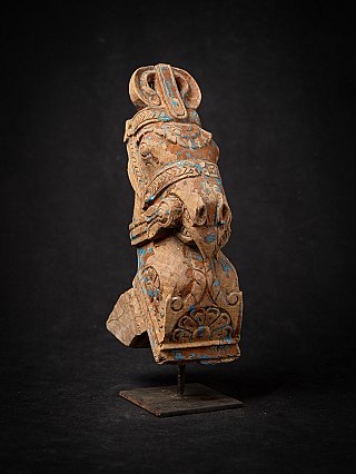 Antikes hölzernes Tempelfragment eines Pferdekopfes