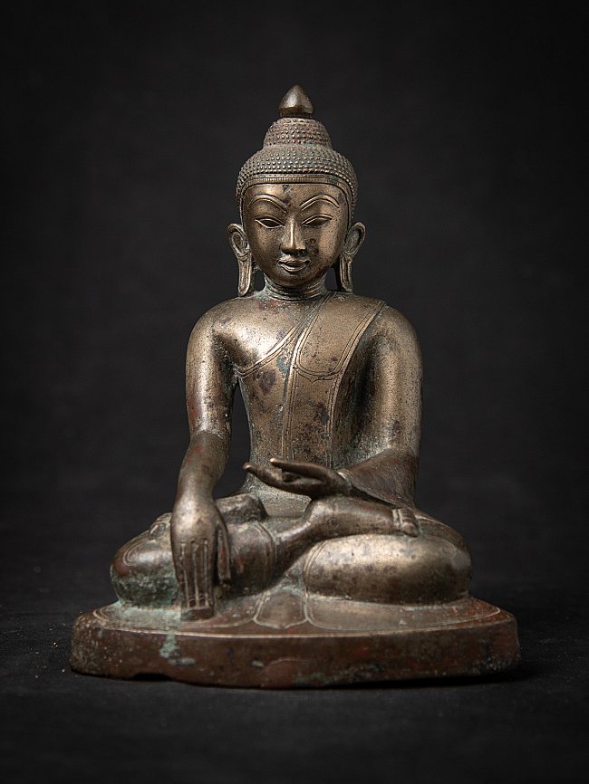 Antique bronze Burmese Ava Buddha of very fine quality