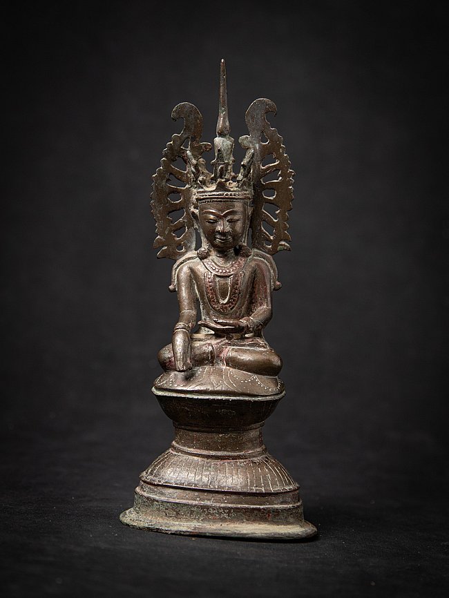 Antike gekrönte burmesische Buddhafigur