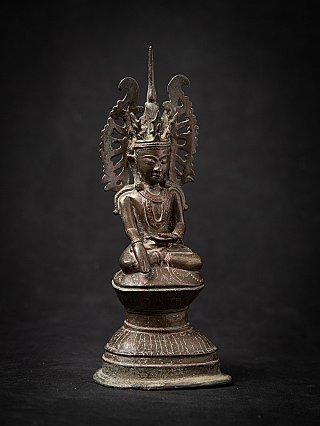Antike gekrönte burmesische Buddhafigur
