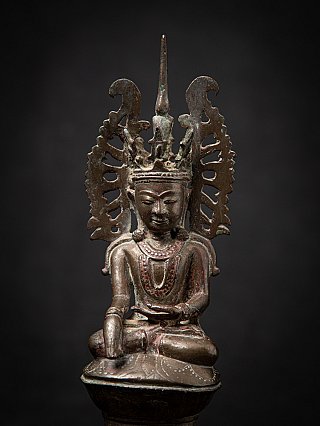 Antike gekrönte burmesische Buddhafigur