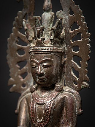 Antike gekrönte burmesische Buddhafigur