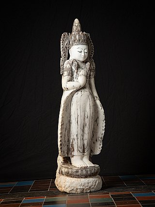Grote oude marmeren gekroonde Birmese Boeddha