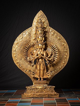 Groot bronzen Avalokiteshvara beeld
