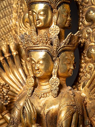 Groot bronzen Avalokiteshvara beeld