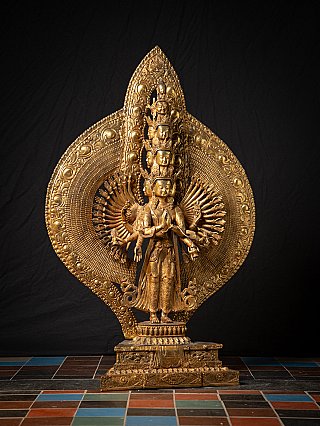 Groot bronzen Avalokiteshvara beeld