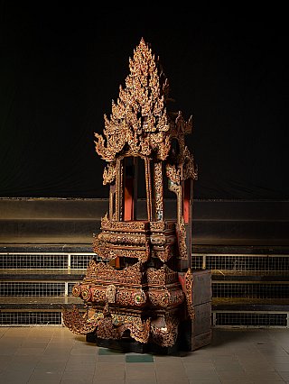 Groot antiek Birmees Boeddha altaar