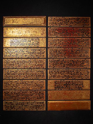 Burmesische Kammavaca-Manuskriptplatten, vergoldet mit schwarzer Schrift, Gesamtübersicht auf schwarzem Grund
