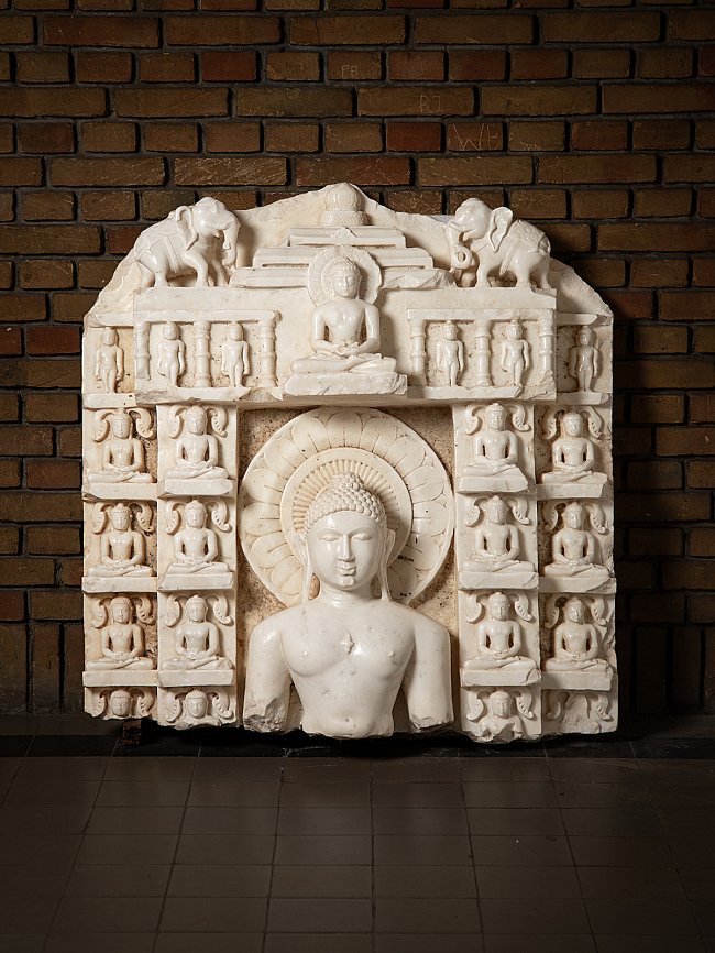 Fragment eines jainistischen Altars aus dem 14. Jahrhundert aus Marmor – Tirthankara Chandraprabha