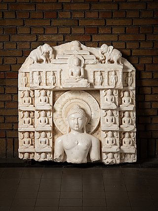 Fragment eines jainistischen Altars aus dem 14. Jahrhundert aus Marmor – Tirthankara Chandraprabha