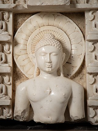 Fragment eines jainistischen Altars aus dem 14. Jahrhundert aus Marmor – Tirthankara Chandraprabha