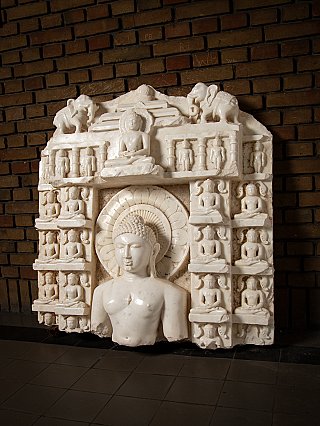 Fragment eines jainistischen Altars aus dem 14. Jahrhundert aus Marmor – Tirthankara Chandraprabha