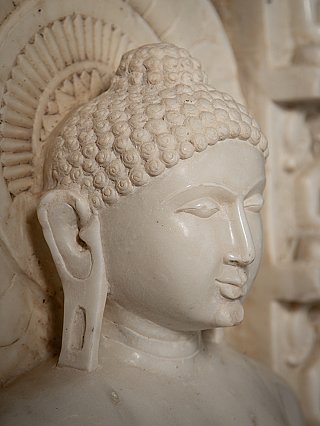 Fragment eines jainistischen Altars aus dem 14. Jahrhundert aus Marmor – Tirthankara Chandraprabha
