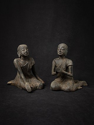 Paar bronzene Mönchsfiguren aus Burma (Myanmar), sitzend, Dreiviertelansicht vorn