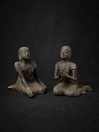 Paar bronzene Mönchsfiguren aus Burma (Myanmar), sitzend, Dreiviertelansicht vorn