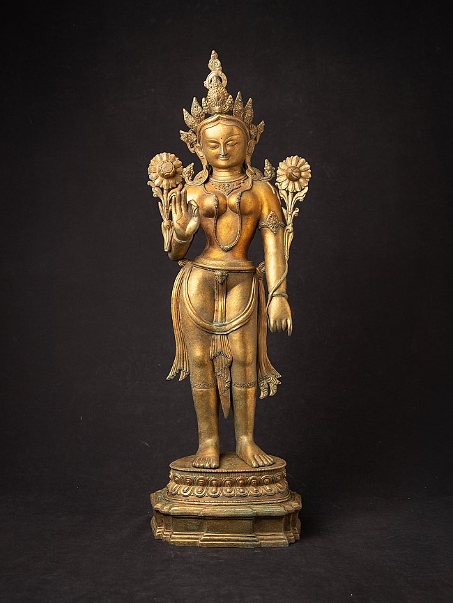 Nepalese bronzen staande Witte Tara op sokkel, vooraanzicht met vitarka mudra