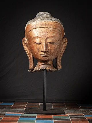Antiek Boeddhahoofd uit Birma (Myanmar) op metalen standaard, vooraanzicht