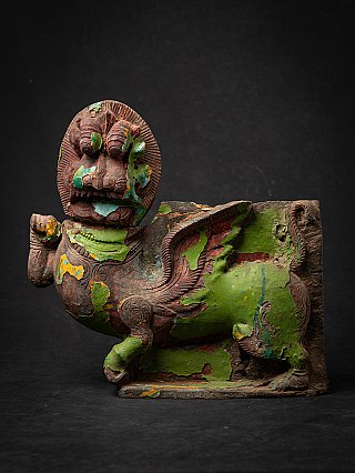Antieke houten tempelleeuw (simha/yali) uit India, volledig zijaanzicht met groene verfresten