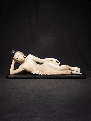 Besondere antike liegende Buddhafigur aus Marmor