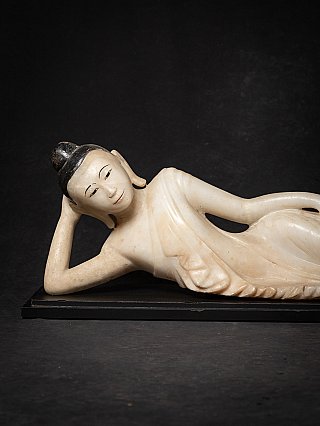 Besondere antike liegende Buddhafigur aus Marmor