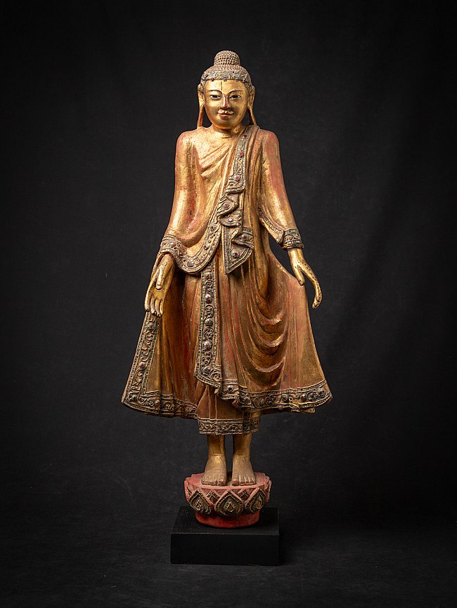 Antieke houten staande Mandalay Boeddha