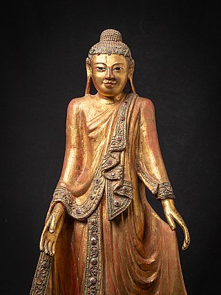 Antieke houten staande Mandalay Boeddha