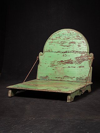 Indischer Holzaltar mit grüner Patina, schräg von vorn mit aufgeklappter Plattform