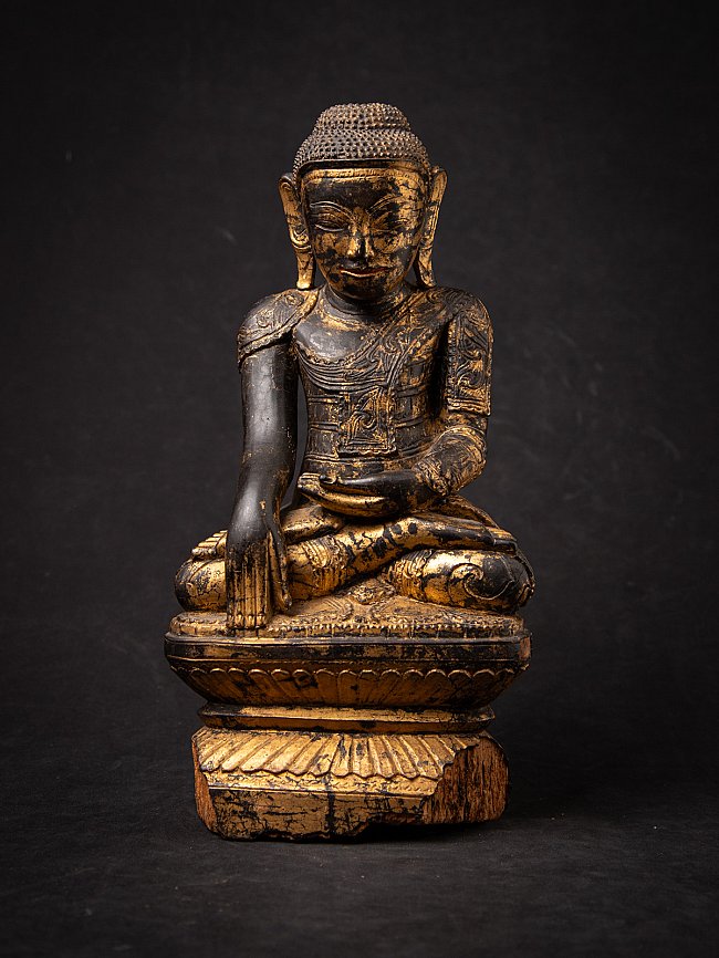 Antike hölzerne burmesische Buddhafigur