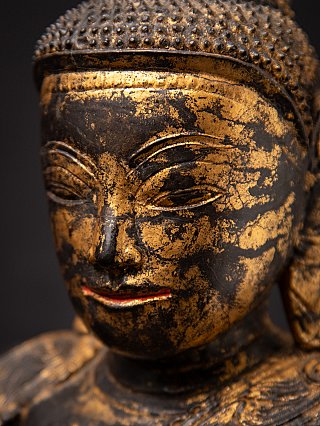 Antike hölzerne burmesische Buddhafigur