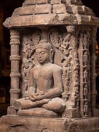 Seltene antike Sandstein-Chaumukha-Altarskulptur